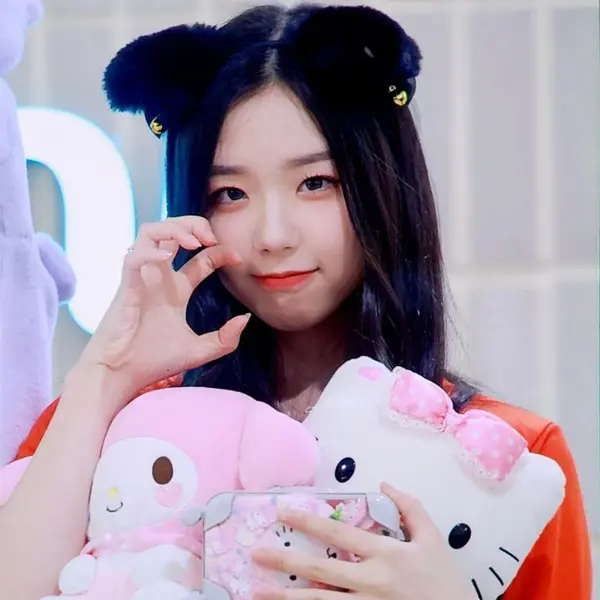 Kim ChaeYeon gallery image