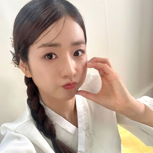 Larawan sa gallery ni Bomi