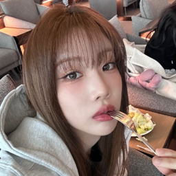 Kim Lip gallery image