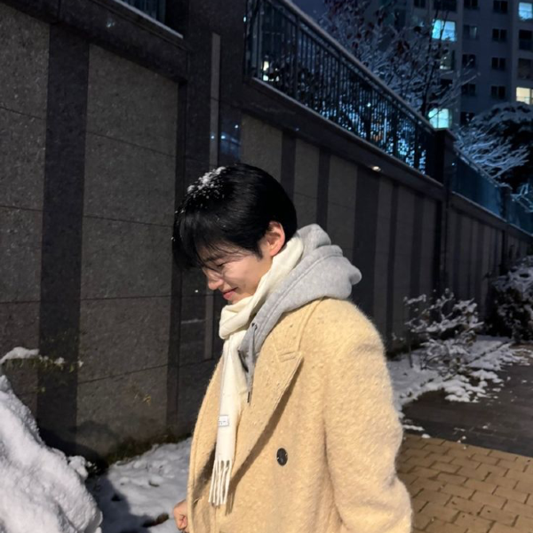 Sung Hanbin gallery image