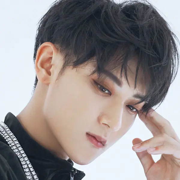 Huang Zitao gallery image