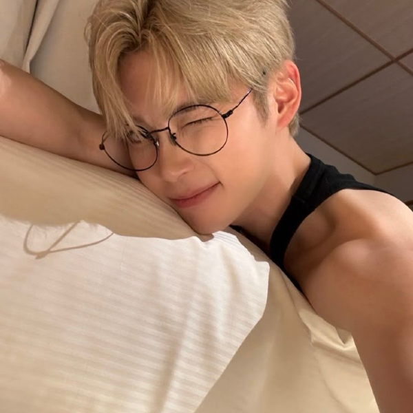 Sung Hanbin galerijafbeelding