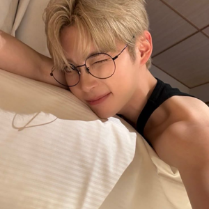 Sung Hanbin gallery image