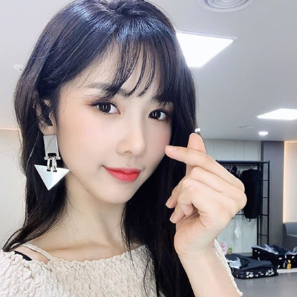 Yoohyeon galerijafbeelding