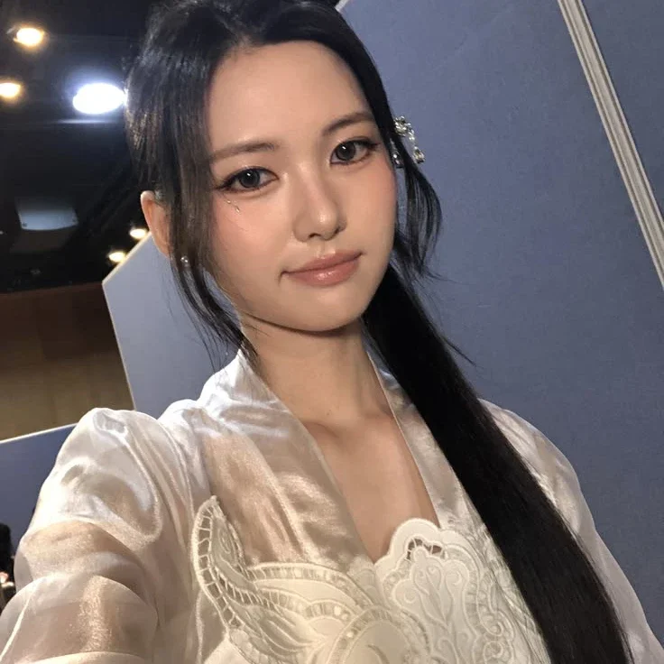 LEE SONGHYUN gallery image