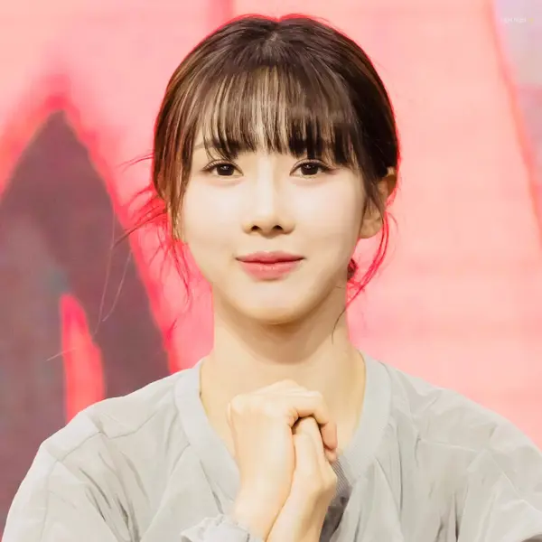 Yoohyeon gallery image