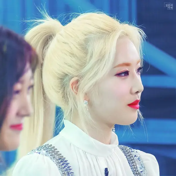 Kim Lip gallery image