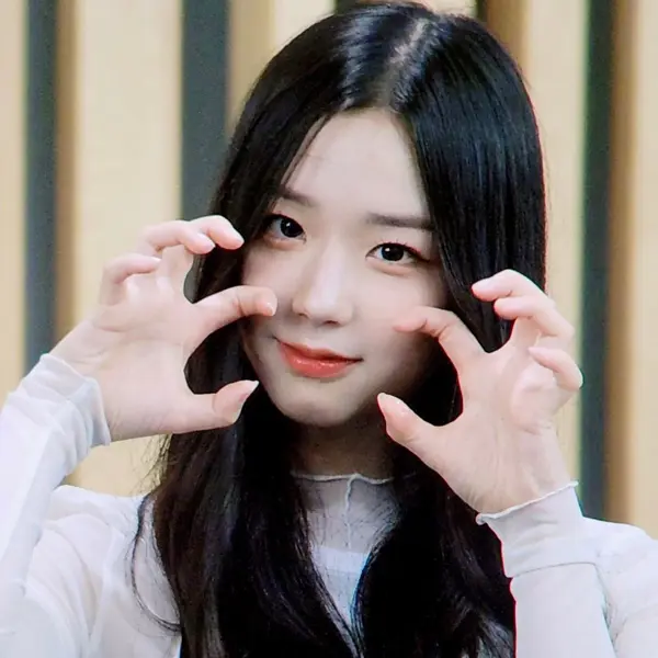 Kim ChaeYeon gallery image