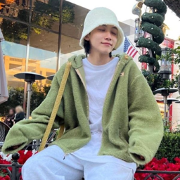 Jeonghan gallery image