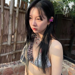 YiYeon gallery image