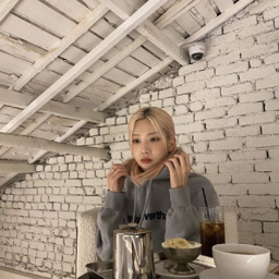 Kim Lip gallery image