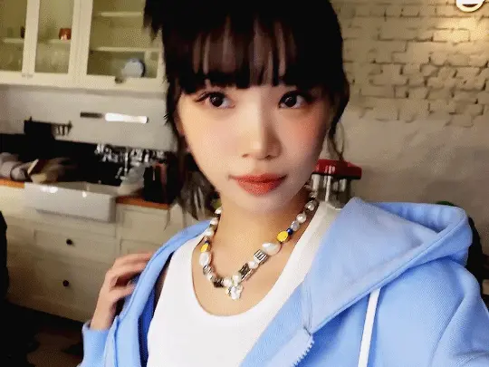 Chaewon gif