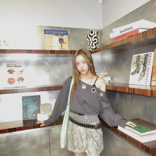 Larawan sa gallery ni Min Jiwoon