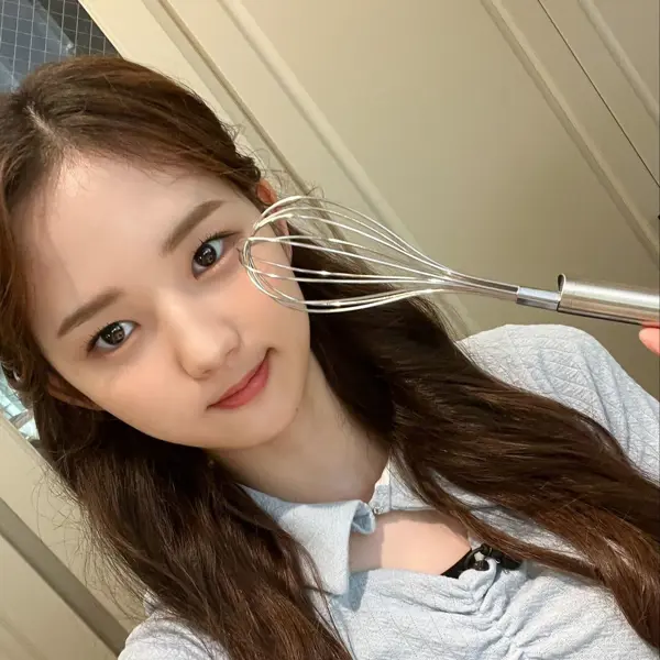 Lee JiWoo gallery image