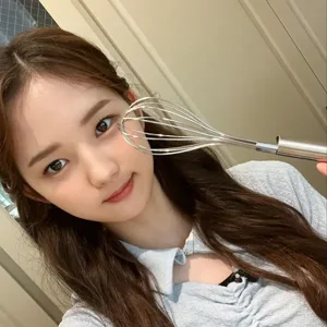 Lee JiWoo gallery image