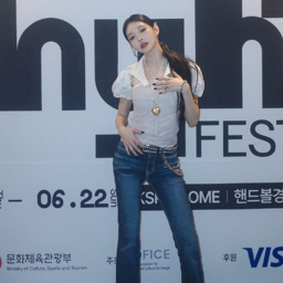 Chungha gallery image