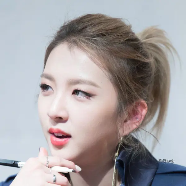 Jeon Jiwoo gallery image