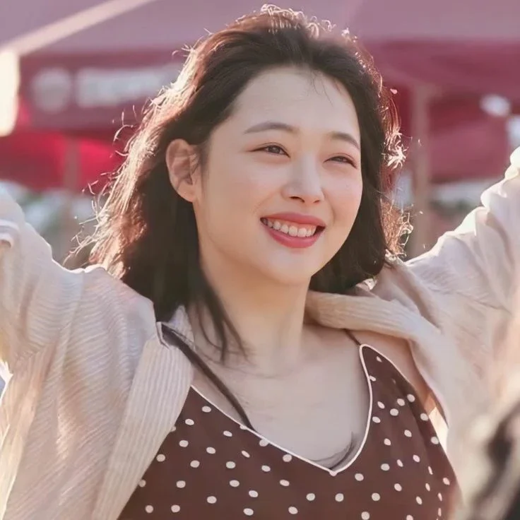 Sulli gallery image
