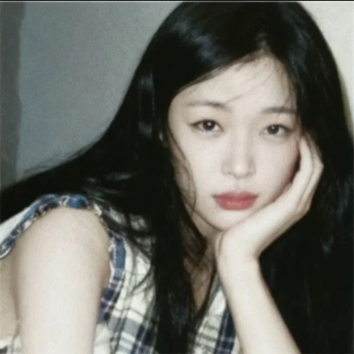 Sulli gallery image