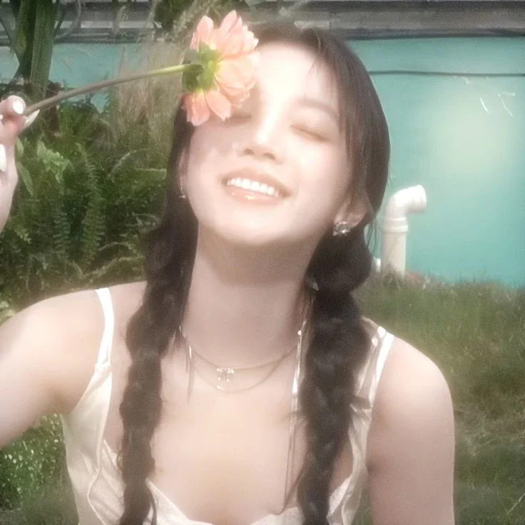 Yuqi gallery image