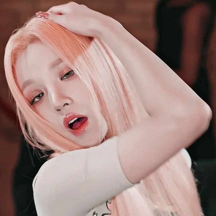 Yuqi gallery image