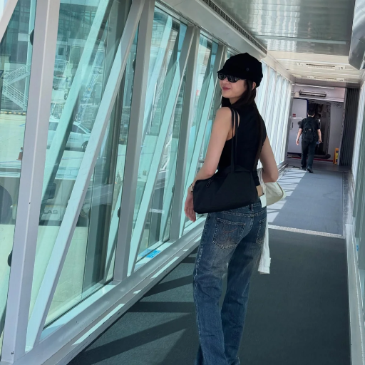 Lia gallery image