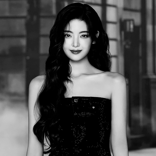 Lia gallery image