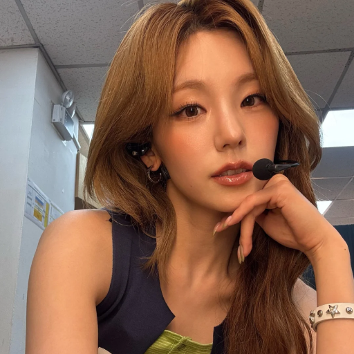 Yeji 갤러리 이미지