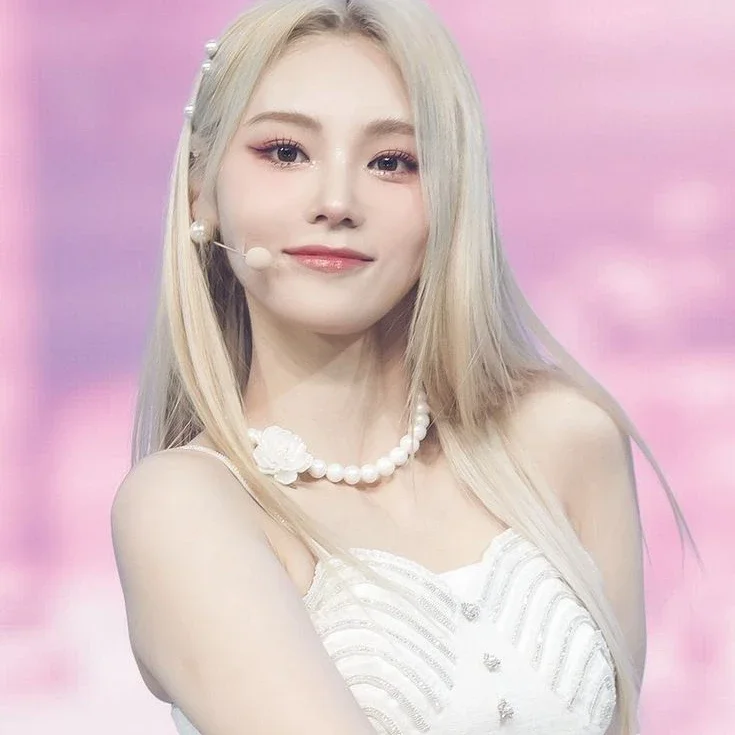 Jinsoul gallery image