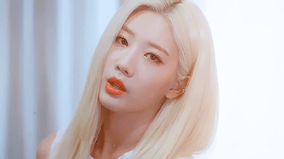 Kim Lip gif