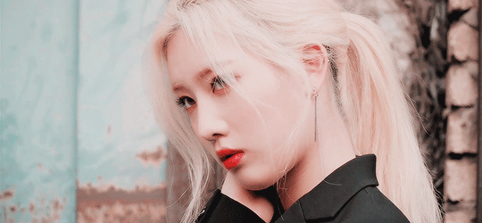 Kim Lip gif