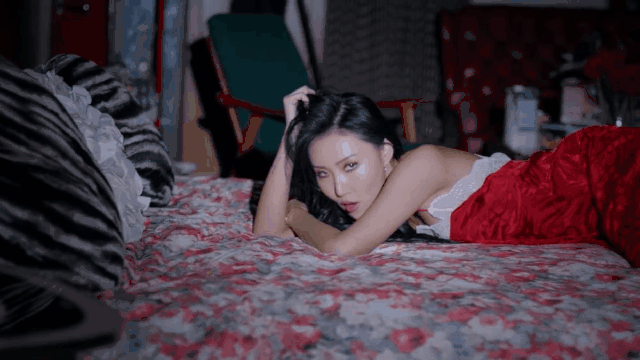 Hwasa gif