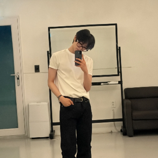 Shin Yechan gallery image