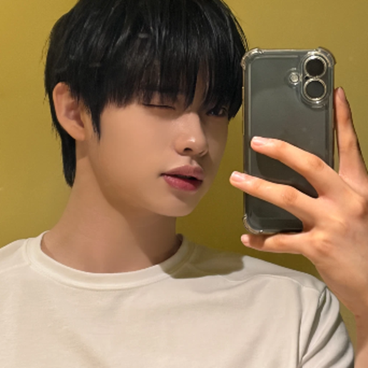 Shin Yechan gallery image