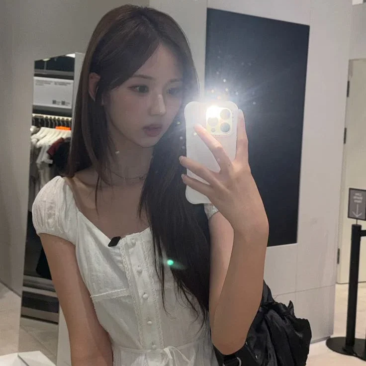 JiWoo gallery image