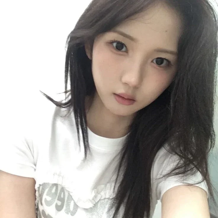 JiWoo gallery image