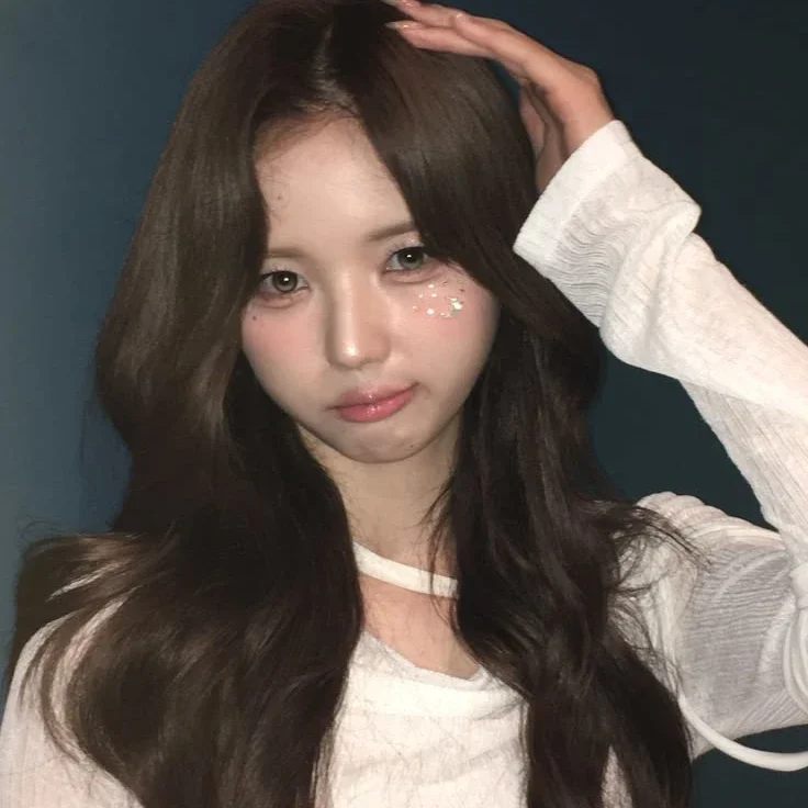 JiWoo gallery image