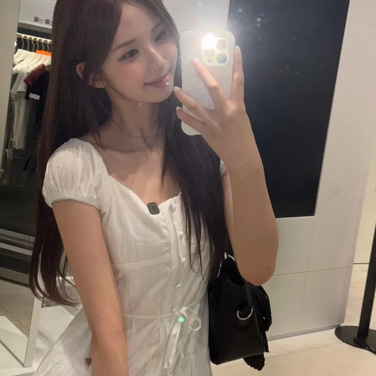JiWoo gallery image