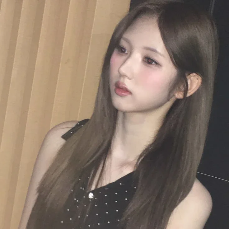 JiWoo gallery image