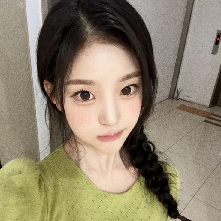 JiYeon gallery image