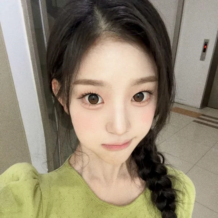 JiYeon gallery image