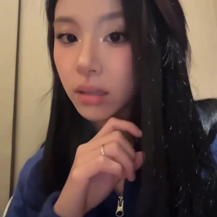 Chaeyoung gallery image