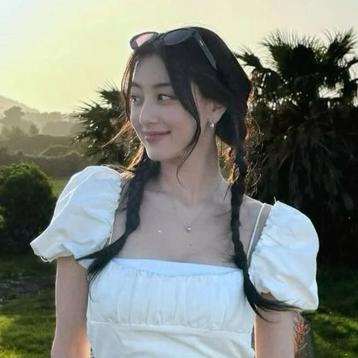 Jihyo gallery image