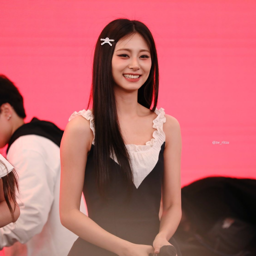 Tzuyu gallery image