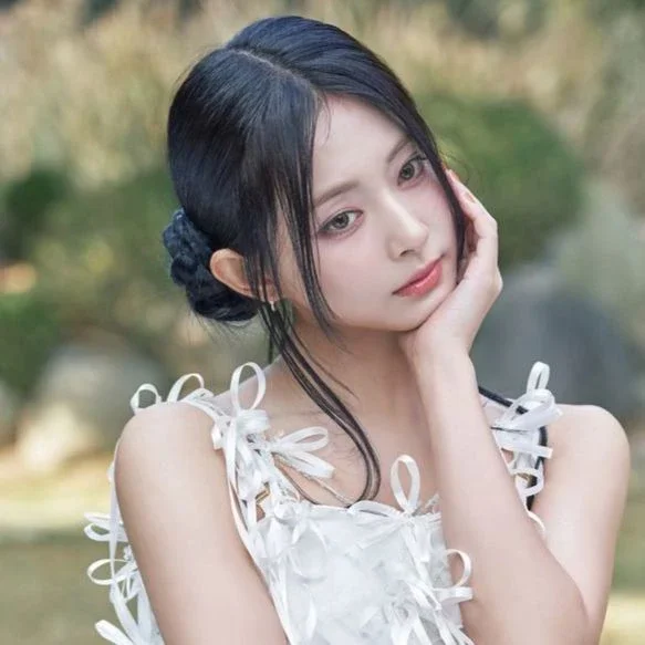 Tzuyu gallery image