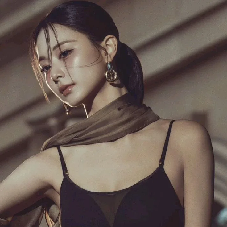 Tzuyu gallery image