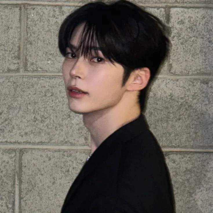 Sung Hanbin gallery image