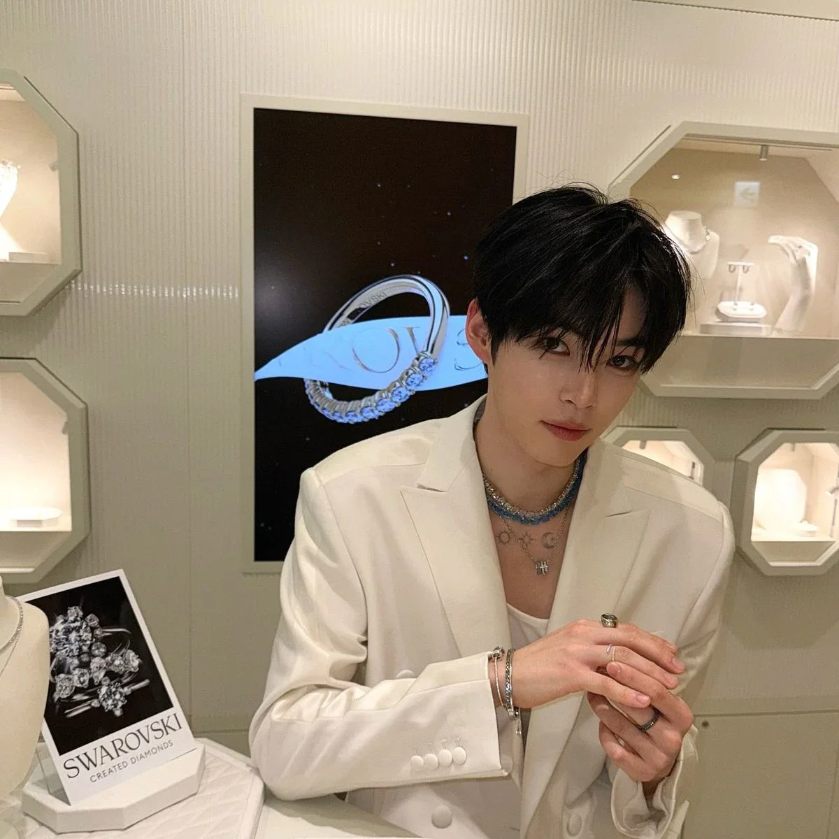 Sung Hanbin gallery image